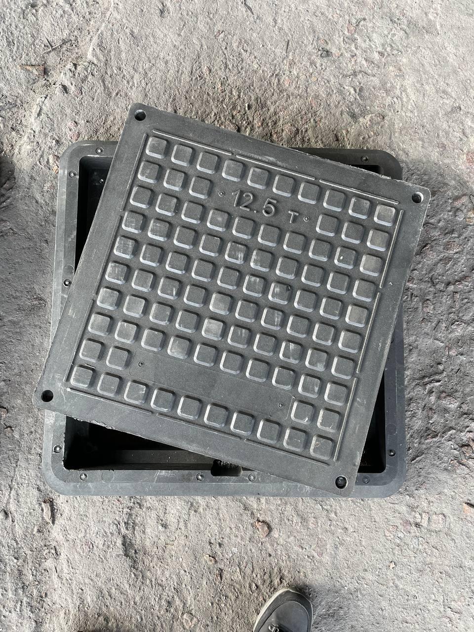 liuk-kanalizatsionnyi-voius-740kx740-mm-12-5-t-chernyi