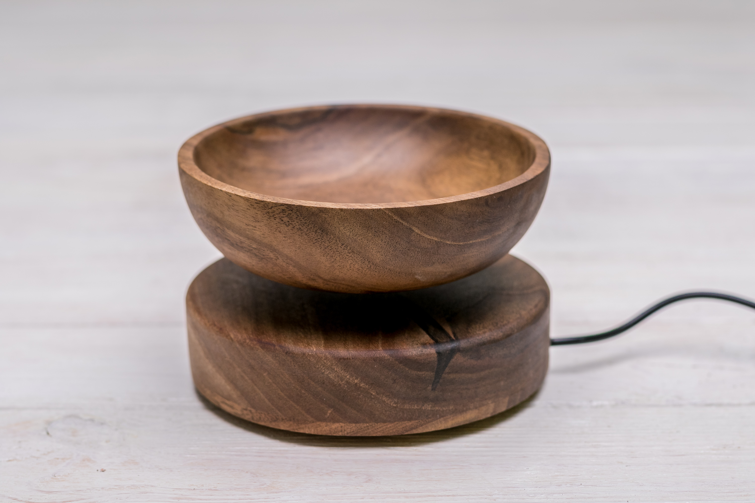 dekorativnyi-dereviannyi-vazon-s-pialoi-ecowalnut