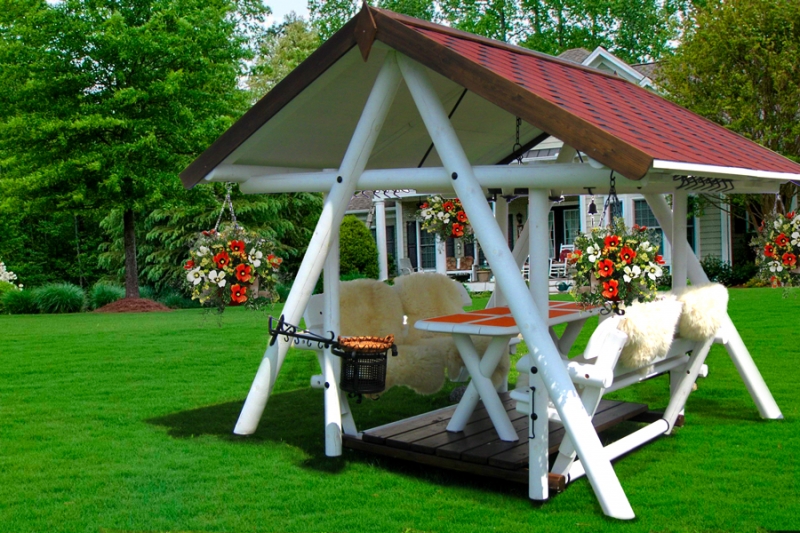 besedka-sadovaia-s-kachaiushcheisia-platformoi-cruzo-s-kovanymi-elementami-dekora-skandinavskaia-sosna-ks0005