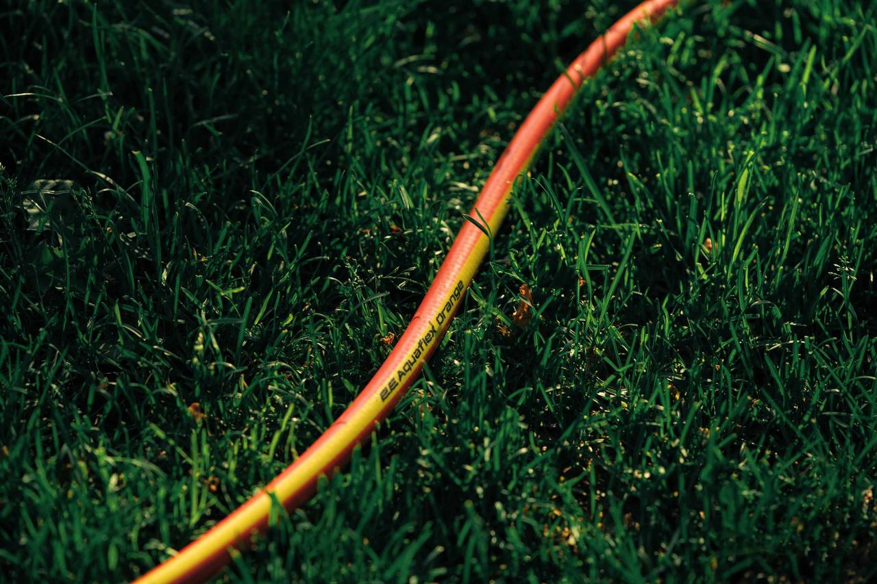 polivochnyi-shlang-dlia-sada-i-ogoroda-2e-aquaflex-15-m-1-2-orange