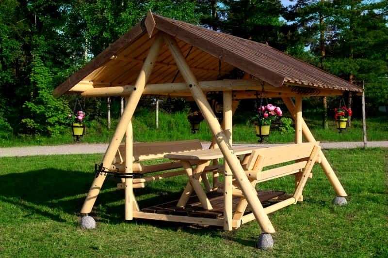 besedka-sadovaia-s-kachaiushcheisia-platformoi-cruzo-s-kovanymi-elementami-dekora-skandinavskaia-sosna-ks0005